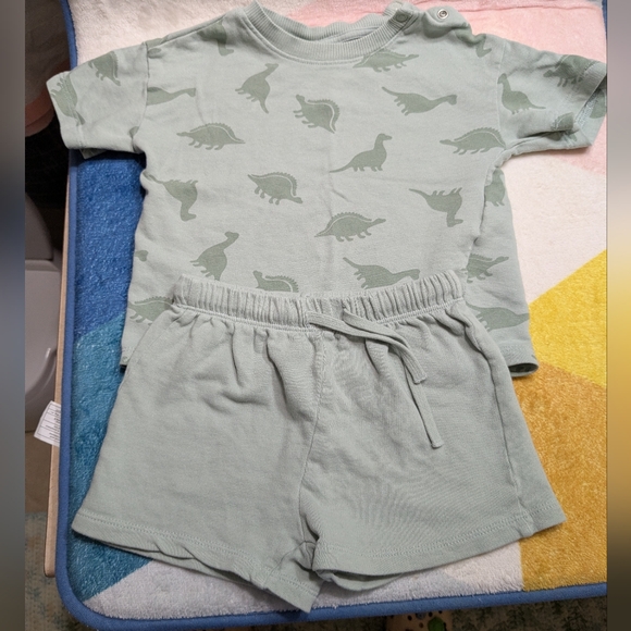 H&M Kids Matching Set in Light Green with Dinosaur Print - Picture 3 of 6